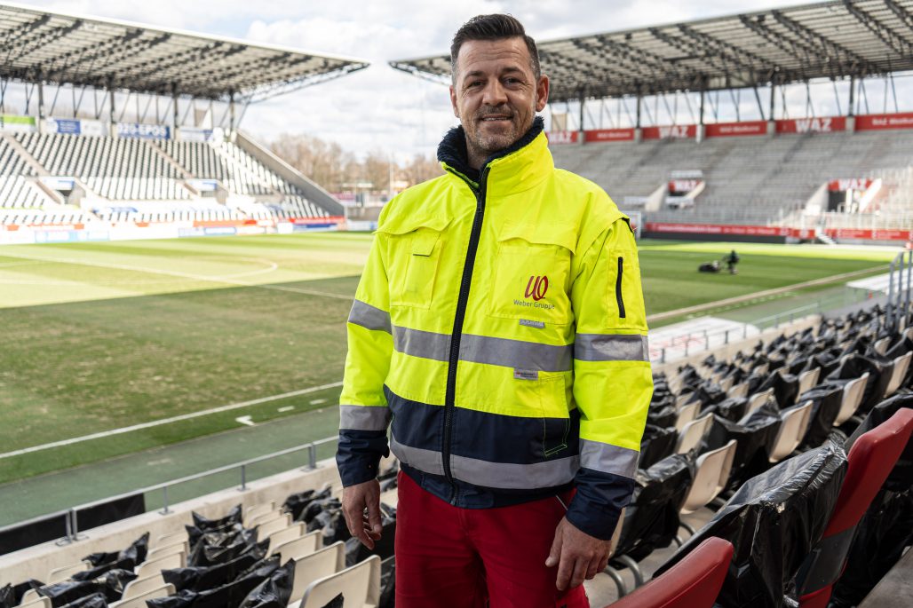 Gebäudereinigung in Essen: Rudolf Weber reinigt unter anderem das Stadion an der Hafenstraße.