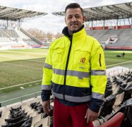 Gebäudereinigung in Essen: Rudolf Weber reinigt unter anderem das Stadion an der Hafenstraße.