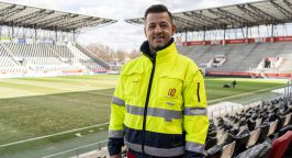 Gebäudereinigung in Essen: Rudolf Weber reinigt unter anderem das Stadion an der Hafenstraße.