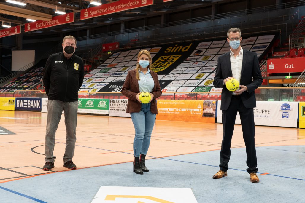 Geschäftsführer Andreas Weber (rechts) und Niederlassungsleiterin Joanna Mainka (Mitte) von der Weber Gruppe in einer Sporthalle in Hagen.