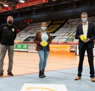 Geschäftsführer Andreas Weber (rechts) und Niederlassungsleiterin Joanna Mainka (Mitte) von der Weber Gruppe in einer Sporthalle in Hagen.