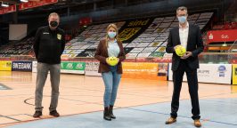 Geschäftsführer Andreas Weber (rechts) und Niederlassungsleiterin Joanna Mainka (Mitte) von der Weber Gruppe in einer Sporthalle in Hagen.