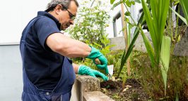 Ein Hausmeister der Weber Gruppe bei der Gartenpflege.