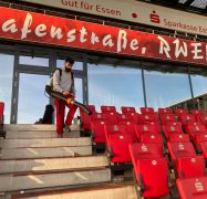 Rudolf Weber ist in der Gebäudereinigung auch im Stadion Essen aktiv.