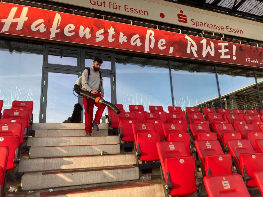 Rudolf Weber ist in der Gebäudereinigung auch im Stadion Essen aktiv.