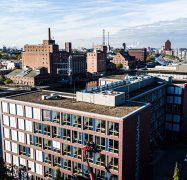 Gebäudereinigung in Duisburg: Im Innenhafen bringt Rudolf Weber die Fenster zum Glänzen.