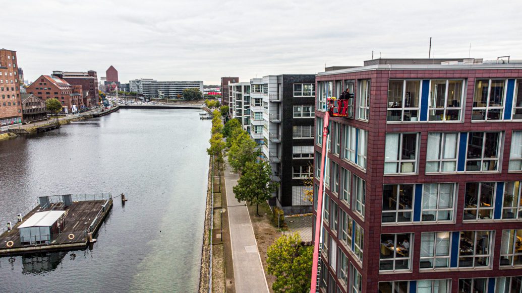 Glasreinigung in Duisburg: Im Innenhafen bringt Rudolf Weber die Fenster zum Glänzen.