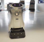 Der Reinigungsroboter "Franzi" im Einsatz: Ein Beispiel für Cobotics in der Gebäudereinigung.