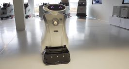 Der Reinigungsroboter "Franzi" im Einsatz: Ein Beispiel für Cobotics in der Gebäudereinigung.