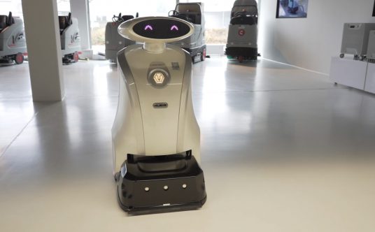 Der Reinigungsroboter "Franzi" im Einsatz: Ein Beispiel für Cobotics in der Gebäudereinigung.