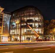 Ein Hubsteiger steht für Glasreinigung vor einem Gebäude in Köln.