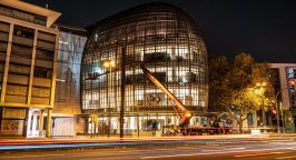 Ein Hubsteiger steht für Glasreinigung vor einem Gebäude in Köln.