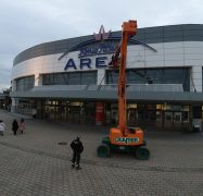 An der Rudolf Weber-ARENA in Oberhausen wird der alte Schriftzug demontiert.