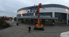 An der Rudolf Weber-ARENA in Oberhausen wird der alte Schriftzug demontiert.