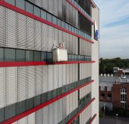 Glasreinigung in Oberhausen: Ein Mitarbeiter von Rudolf Weber an einer Gondel vor dem Technischen Rathaus.