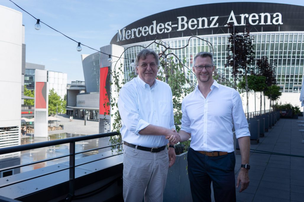 Uwe Frommhold, Vice President and COO Anschutz Entertainment Group Germany und Andreas Weber, geschäftsführender Gesellschafter der Rudolf Weber Gebäudedienste vor der Mercedes-Benz Arena.