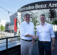 Uwe Frommhold, Vice President and COO Anschutz Entertainment Group Germany und Andreas Weber, geschäftsführender Gesellschafter der Rudolf Weber Gebäudedienste vor der Mercedes-Benz Arena.