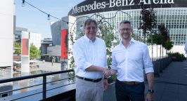 Uwe Frommhold, Vice President and COO Anschutz Entertainment Group Germany und Andreas Weber, geschäftsführender Gesellschafter der Rudolf Weber Gebäudedienste vor der Mercedes-Benz Arena.