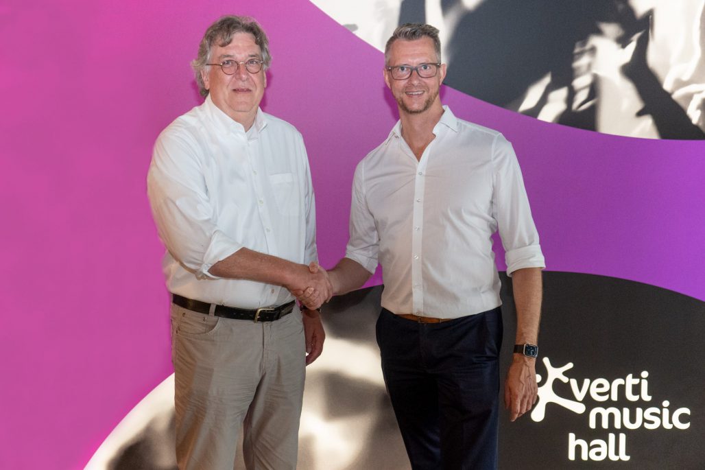 Uwe Frommhold, Vice President and COO Anschutz Entertainment Group Germany und Andreas Weber, geschäftsführender Gesellschafter der Rudolf Weber Gebäudedienste in der Verti Music Hall.