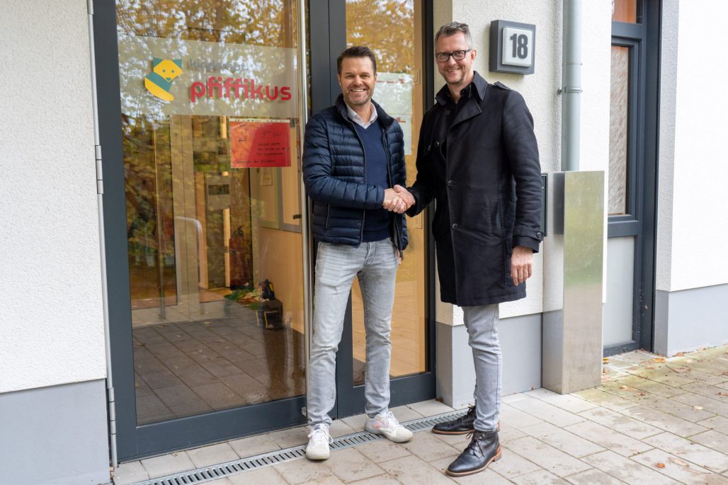 Thomas Schöneberg und Andreas Weber vor der Kita Pfiffikus.