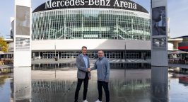 Andreas Weber, geschäftsführender Gesellschafter der Rudolf Weber Gebäudedienste und Eisbären-Geschäftsführer Thomas Bothstede besiegeln die Partnerschaft.