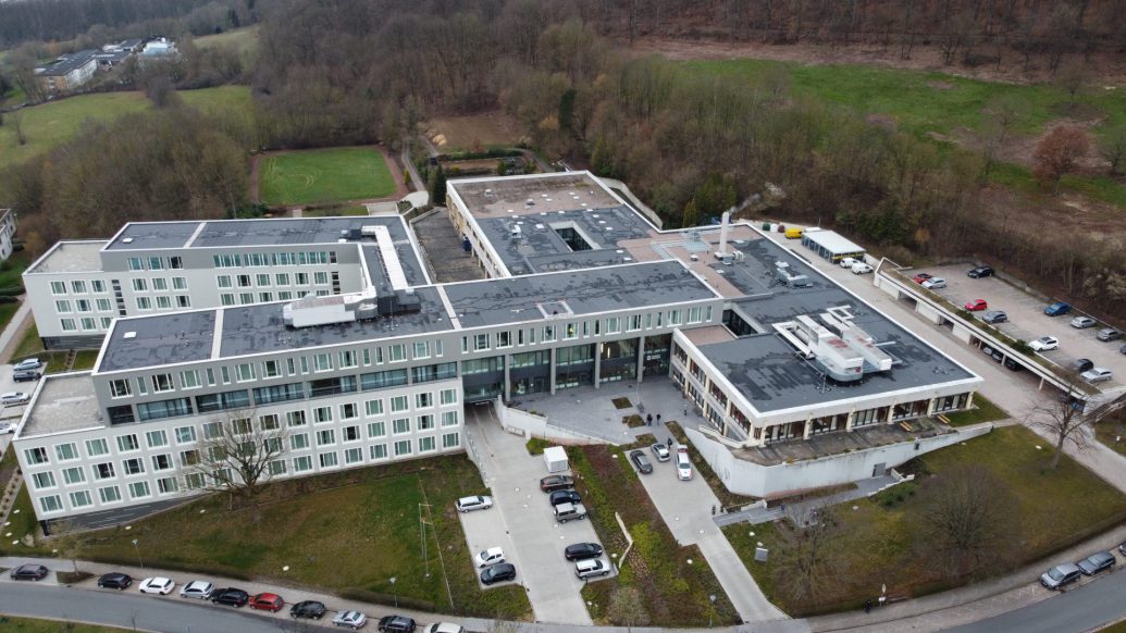 Die Fachklinik Weserland in Bad Pyrmont aus der Luftperspektive.