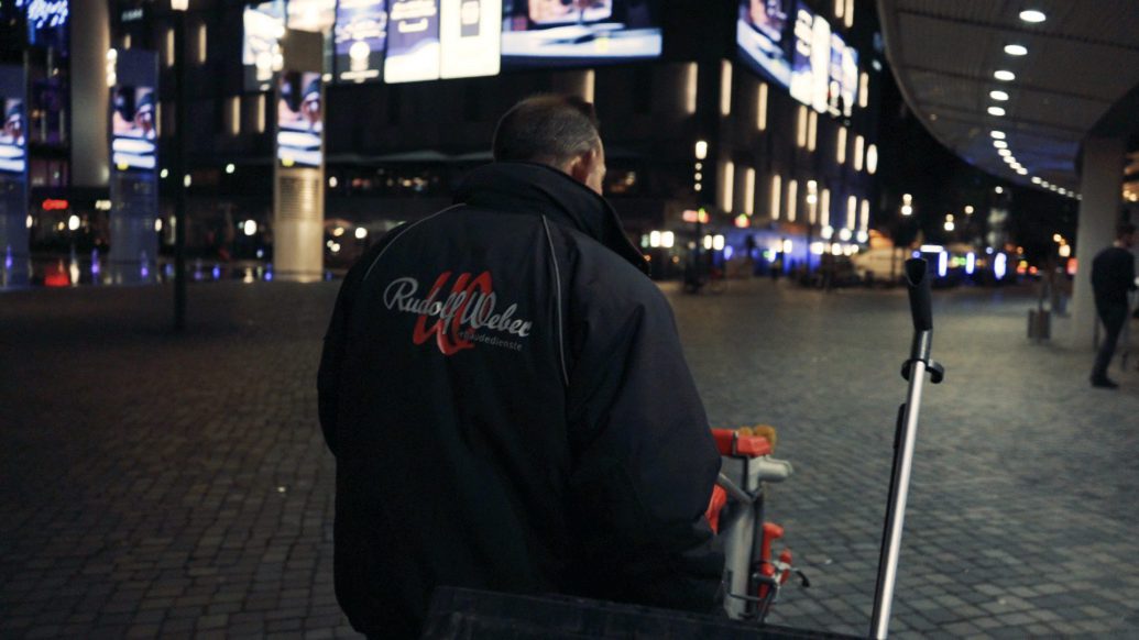 Eine Reinigungskraft von Rudolf Weber bei der Gebäudereinigung der Berliner Mercedes-Benz Arena.