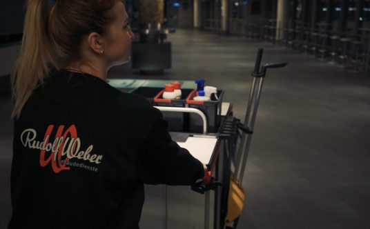 Eine Reinigungskraft von Rudolf Weber bei der Gebäudereinigung der Berliner Mercedes-Benz Arena.