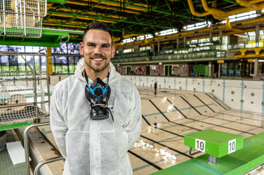 Glas- und Gebäudereiniger Vincent Ellerbrock im Unibad Bremen