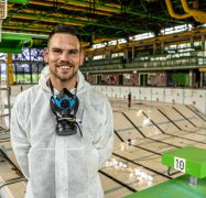 Glas- und Gebäudereiniger Vincent Ellerbrock im Unibad Bremen