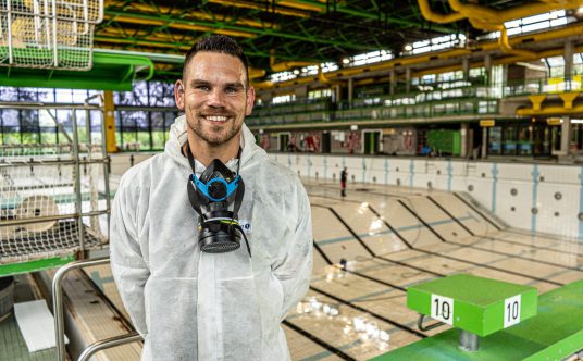 Glas- und Gebäudereiniger Vincent Ellerbrock im Unibad Bremen