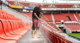 Ein Mitarbeiter von Rudolf Weber Gebäudedienste bei der Grundreinigung der BayArena in Leverkusen.