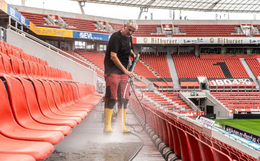 Ein Mitarbeiter von Rudolf Weber Gebäudedienste bei der Grundreinigung der BayArena in Leverkusen.