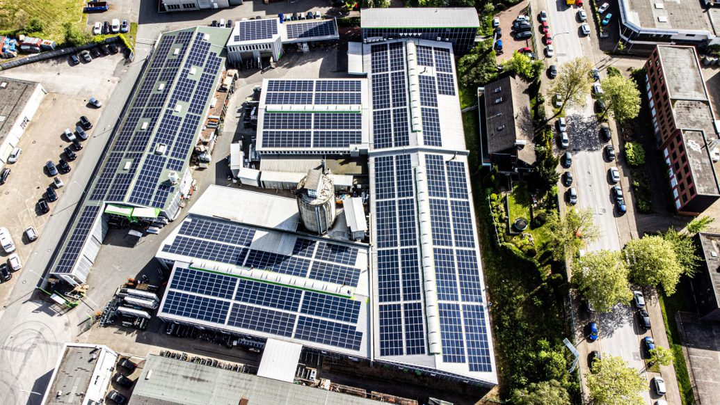 Solaranlagen-Reinigung in Essen: Die Module von Fenster- und Türenbauer Portawin bringen wieder die volle Leistung.