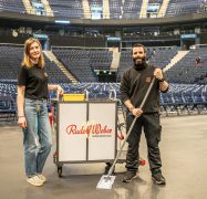 Zwei MItarbeiter von Rudolf Weber Gebäudedienste in der Barclays Arena.