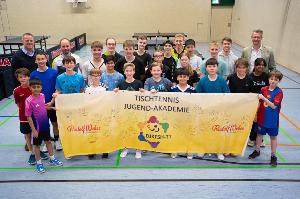 Die Nachwuchsspieler*innen präsentieren das Banner.