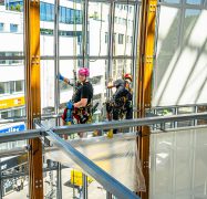 Die Industriekletterer von Rudolf Weber Gebäudedienste im Einsatz in Köln.