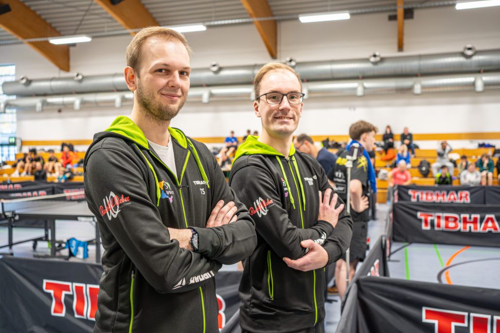 Tom Schickel (stellv. Jugendleiter) und Robin Wolter (Jugendleiter) des DJK Franz Sales Haus präsentieren die neue Teamkollektion.