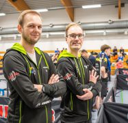 Tom Schickel (stellv. Jugendleiter) und Robin Wolter (Jugendleiter) des DJK Franz Sales Haus präsentieren die neue Teamkollektion.