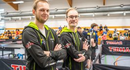 Tom Schickel (stellv. Jugendleiter) und Robin Wolter (Jugendleiter) des DJK Franz Sales Haus präsentieren die neue Teamkollektion.