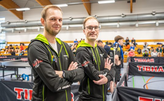 Tom Schickel (stellv. Jugendleiter) und Robin Wolter (Jugendleiter) des DJK Franz Sales Haus präsentieren die neue Teamkollektion.