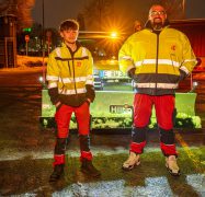 Winterdienst: Zwei Mitarbeiter von Rudolf Weber vor einem Räumfahrzeug.