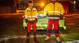 Winterdienst: Zwei Mitarbeiter von Rudolf Weber vor einem Räumfahrzeug.