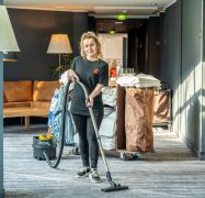 Eine Mitarbeiterin von Rudolf Weber Gebäudedienste im Pentahotel Rostock.