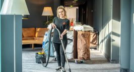 Eine Mitarbeiterin von Rudolf Weber Gebäudedienste im Pentahotel Rostock.