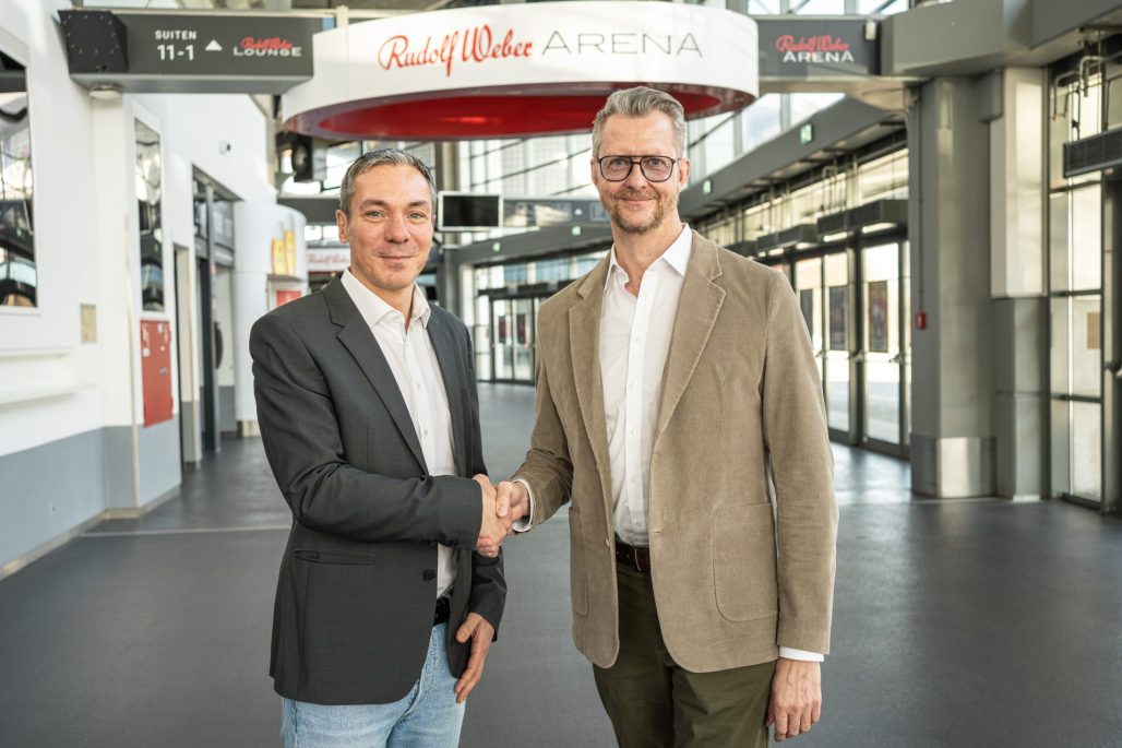 Mirco Markfort von der Rudolf Weber-ARENA und Andreas Weber, geschäftsführender Gesellschafter von Rudolf Weber Gebäudedienste.