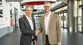 Mirco Markfort von der Rudolf Weber-ARENA und Andreas Weber, geschäftsführender Gesellschafter von Rudolf Weber Gebäudedienste.