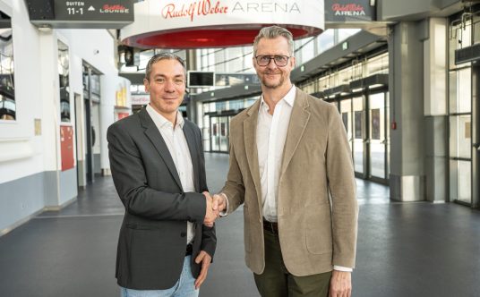 Mirco Markfort von der Rudolf Weber-ARENA und Andreas Weber, geschäftsführender Gesellschafter von Rudolf Weber Gebäudedienste.