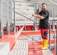 Ein Gebäudereiniger von Rudolf Weber Gebäudedienste im Einsatz mit dem Hochdruckreiniger in der BayArena.