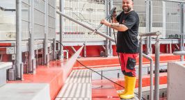 Ein Gebäudereiniger von Rudolf Weber Gebäudedienste im Einsatz mit dem Hochdruckreiniger in der BayArena.